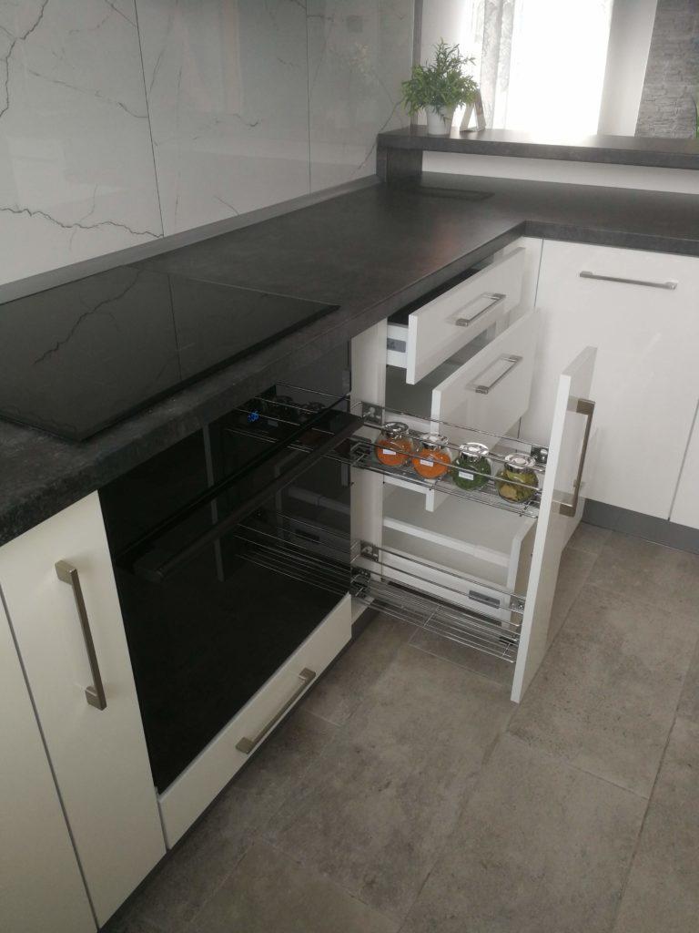 Nowoczesne meble kuchenne w bieli i szarości - fabryka mebli Rustikal